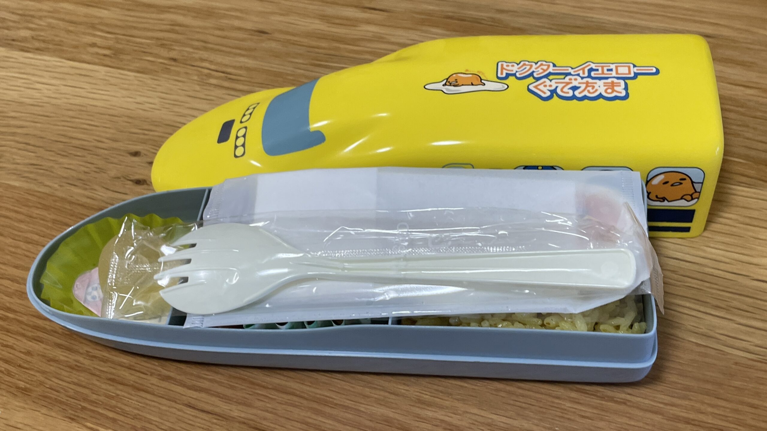 スプーン・フォークとお手拭き付き