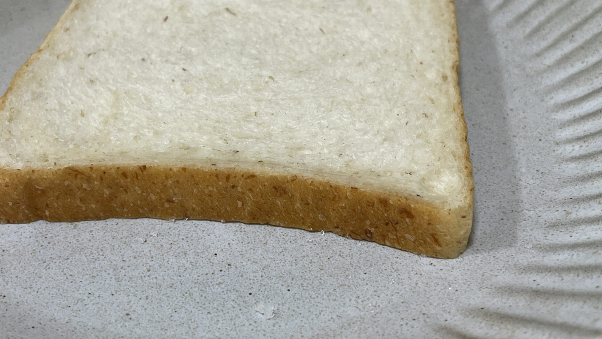 鰹節が生地に混ぜ込まれている食パン