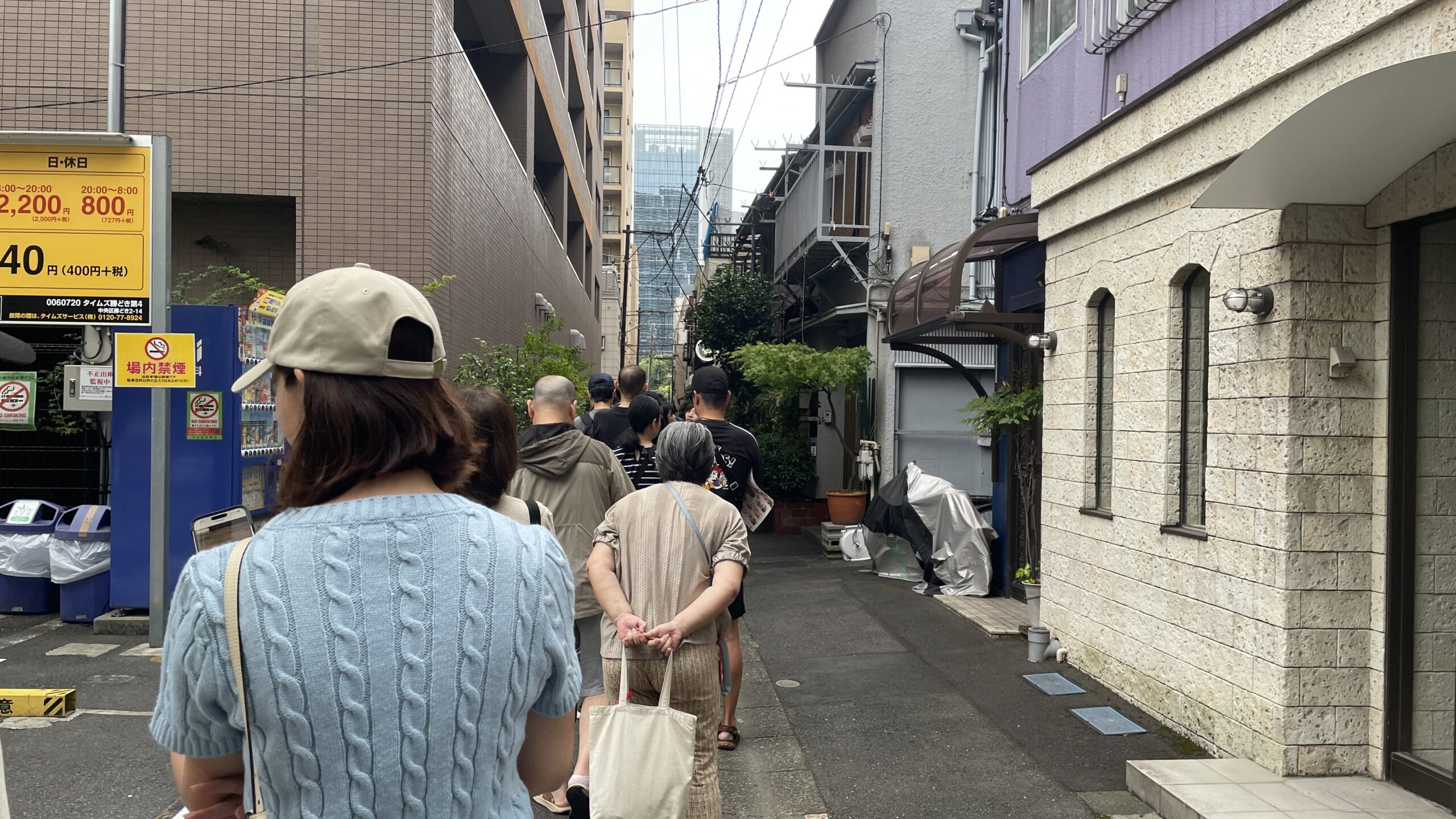店舗まで続く長い行列